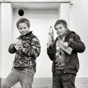 76 Jungen Pistolen.jpg